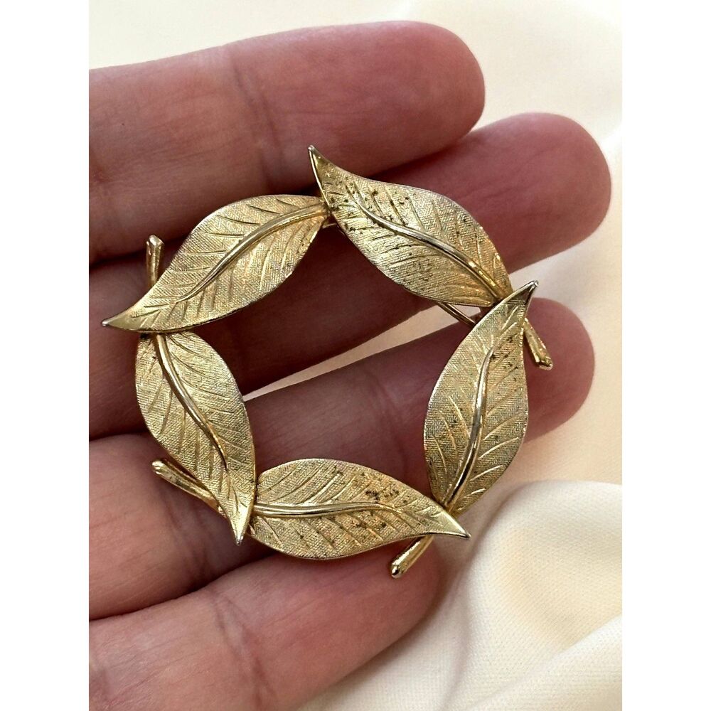 Gold Tone Leaf Circle Brooch